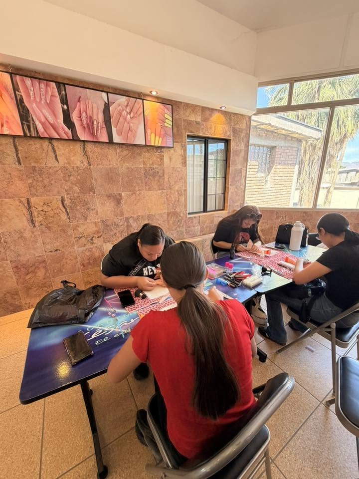 Clase de uñas en la Academia de Belleza César Olivas