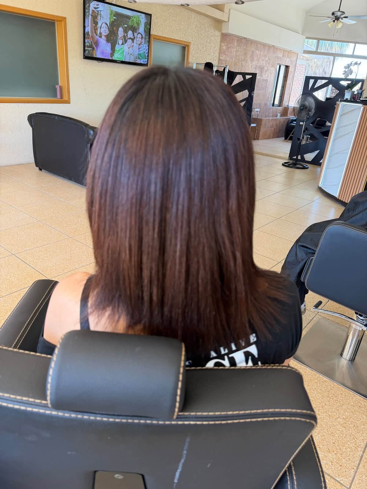 Estado inicial del cabello de la misma clienta antes de las extensiones