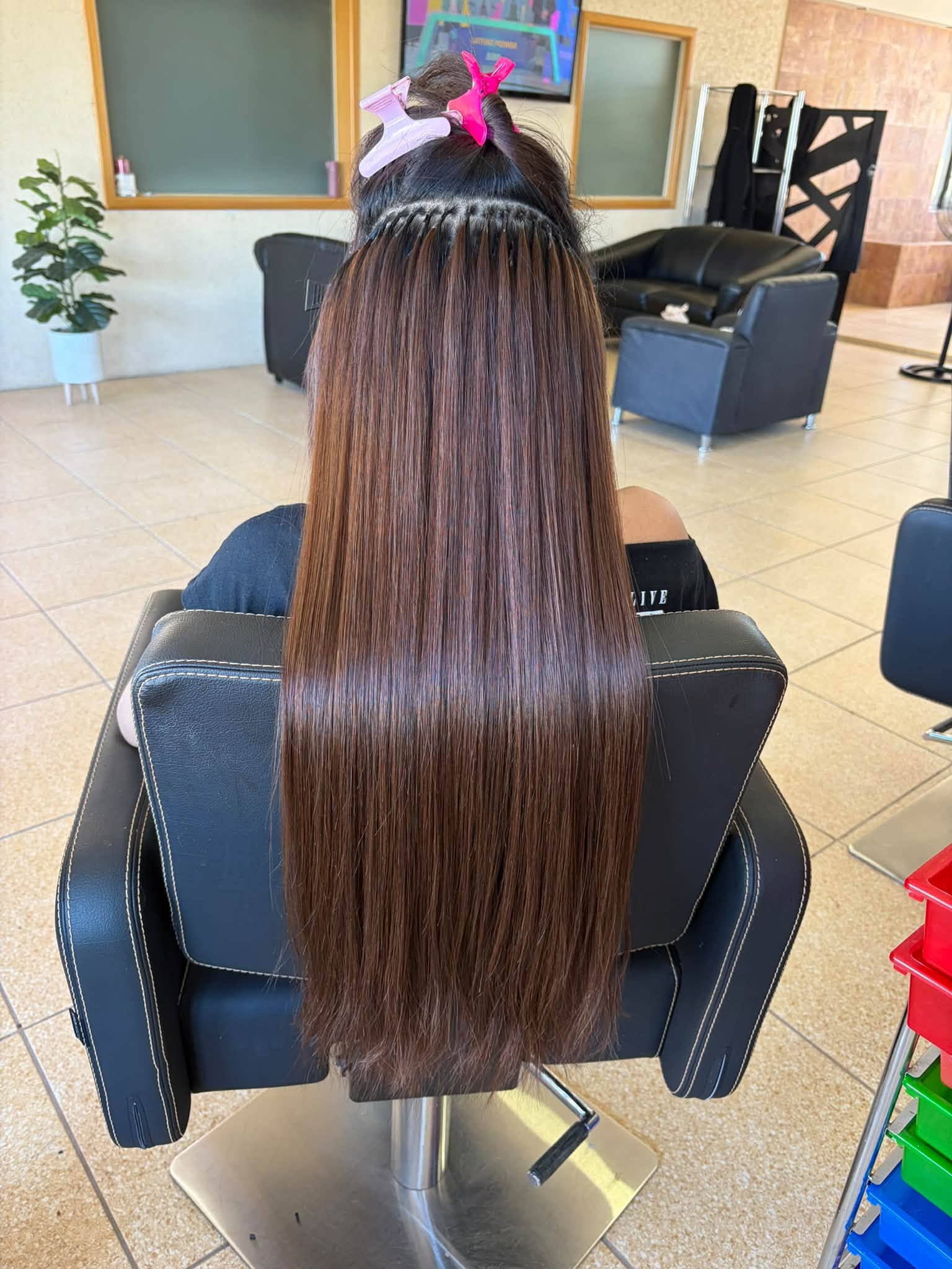 Detalle de la aplicación de extensiones en el cabello